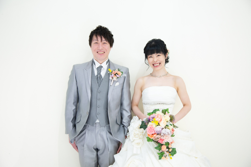 真っ白な壁をバックに