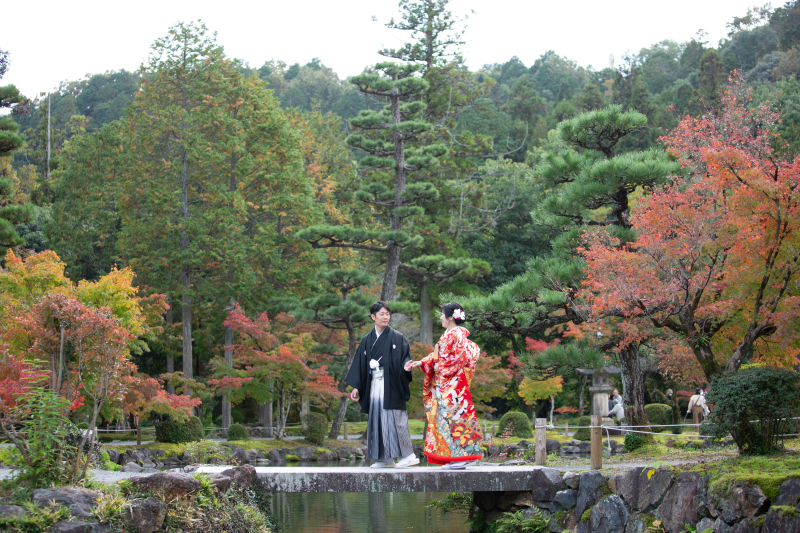 庭園をバックに。