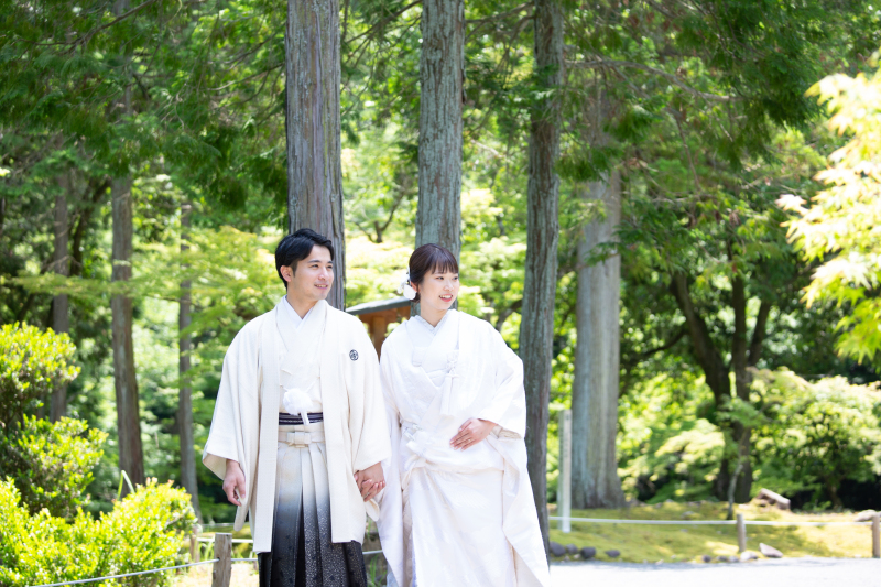 白の紋付袴と白無垢