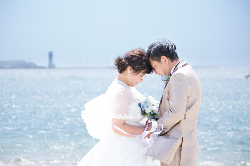 【洋装】海で撮影するフォトウエディング