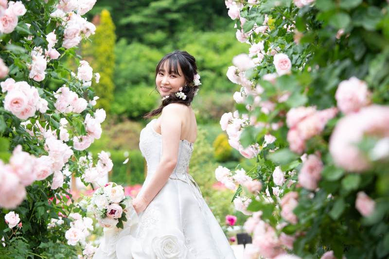 美しいお花に囲まれて洋装ロケーション撮影プラン