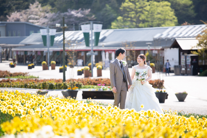 美しいお花に囲まれて洋装ロケーション撮影プラン
