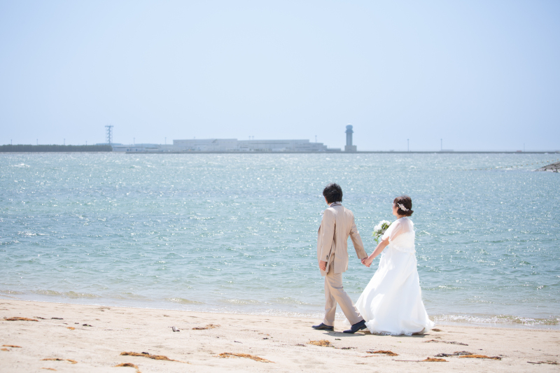 【洋装】海で撮影するフォトウエディング
