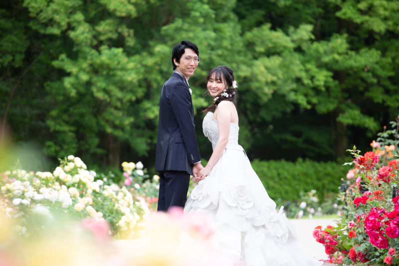 美しいお花に囲まれて洋装ロケーション撮影プラン