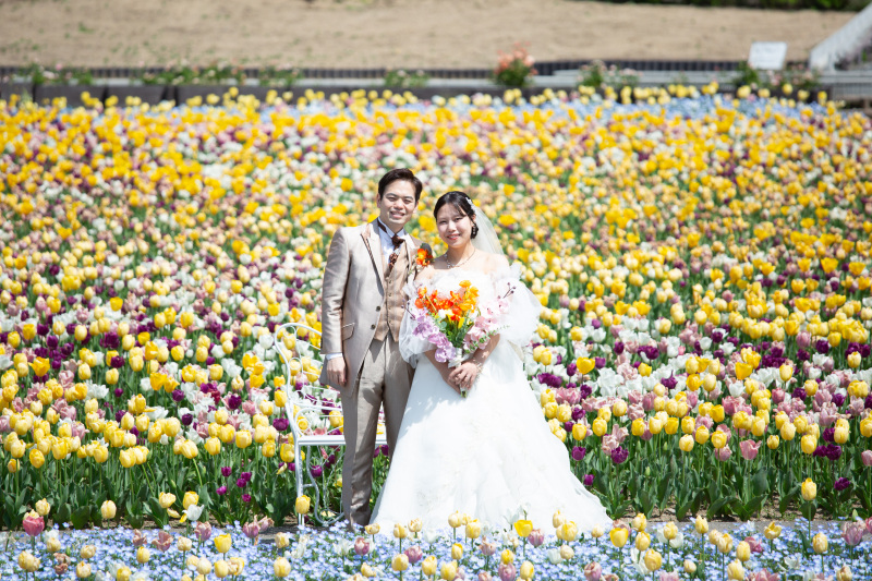 美しいお花に囲まれて洋装ロケーション撮影プラン