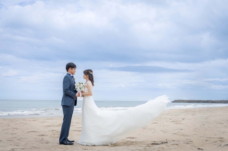 ドレスのトレーンがなびく