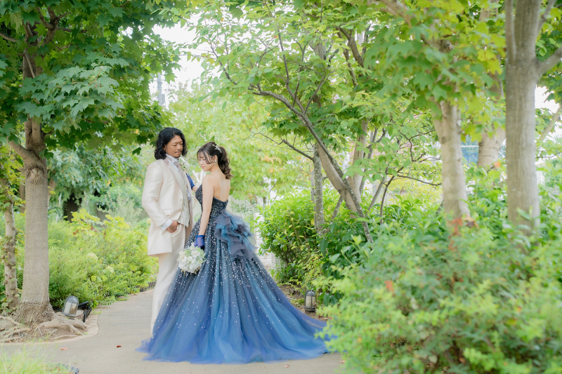 鮮やかなブルーのドレス