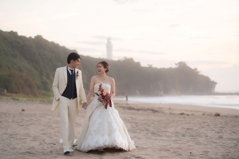 太陽と一緒に歩む砂浜