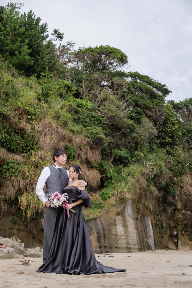 自然の岩場を背景に