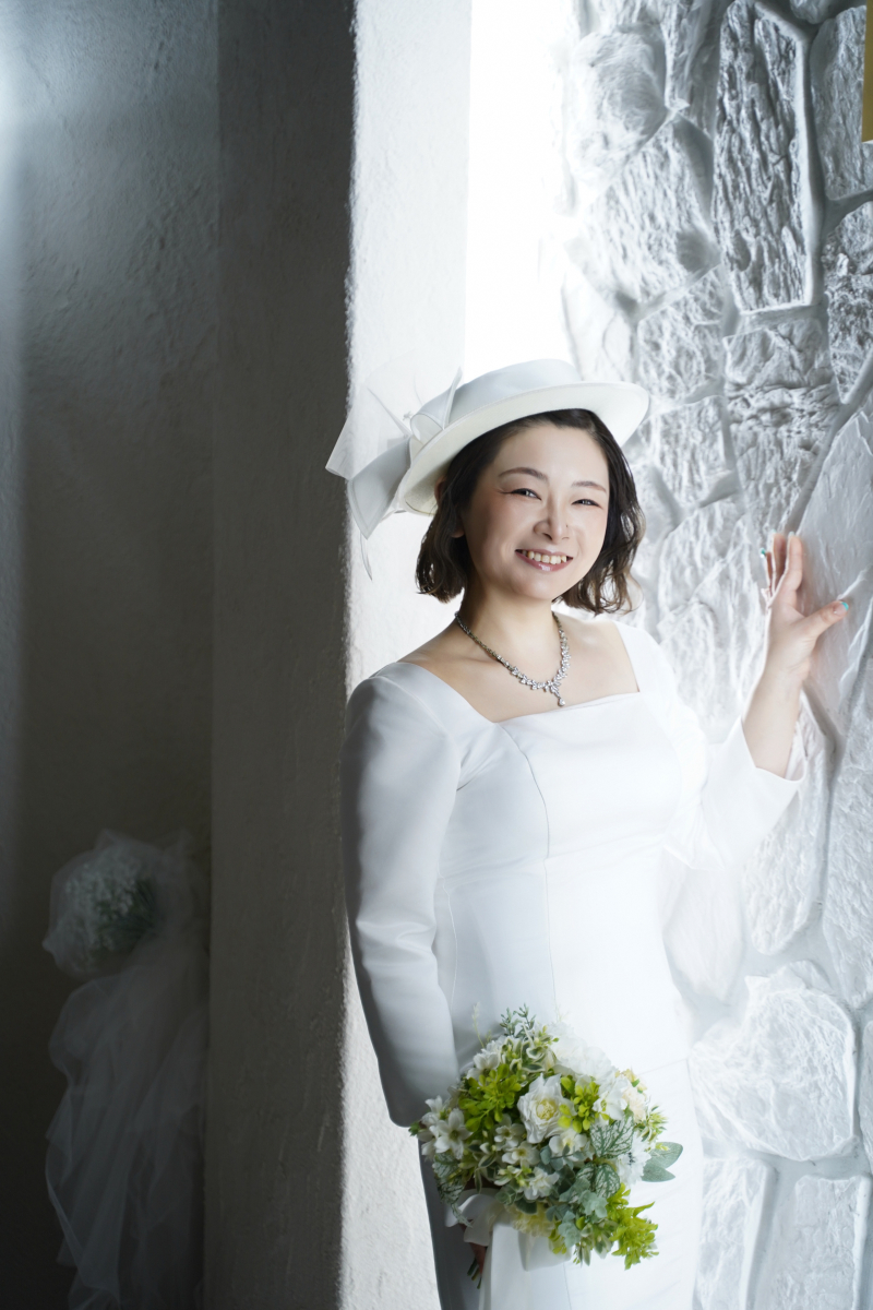 壁に手を添えて魅せる優しい笑顔