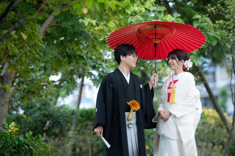 和伞で仲睦まじく