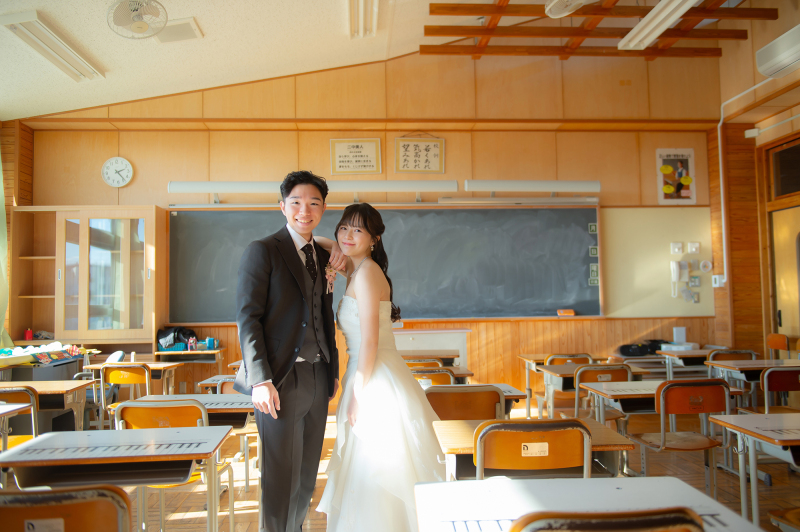 日が差し込む教室で、特別な記念写真
