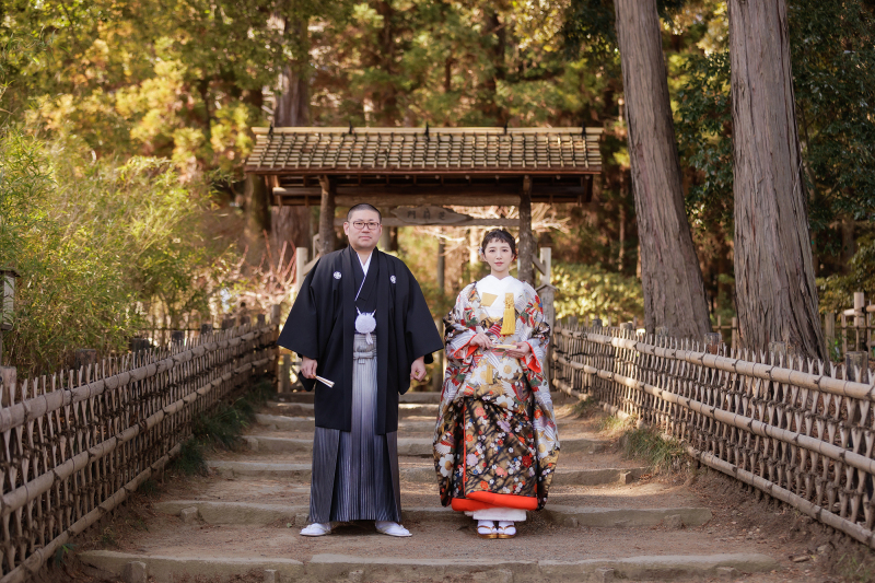 偕楽園の厳かな門を背景に、美しい立ち姿