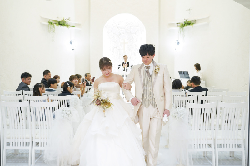 ゲストに見守られ、晴れて夫婦となったおふたり