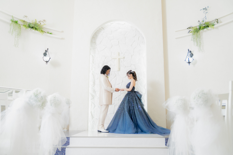 チャペルで優しく見つめ合って