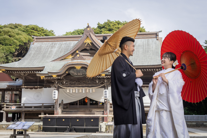 伝統ある社殿の前で