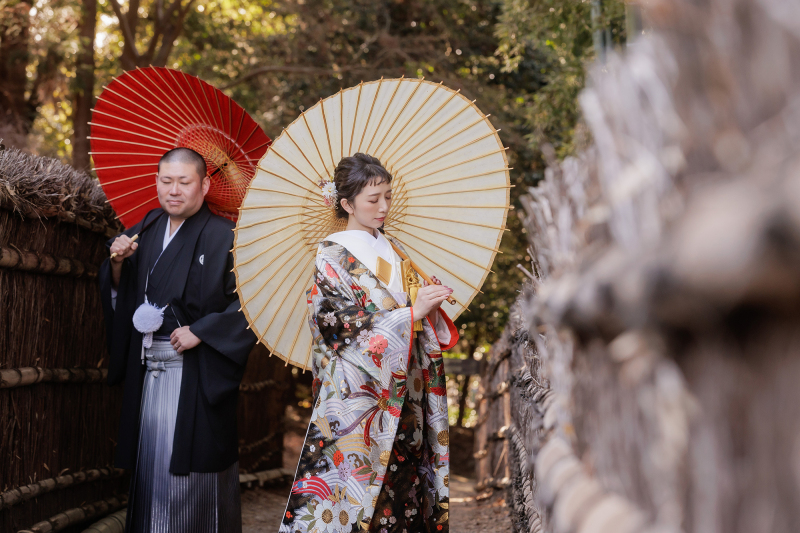 柔らかな光に包まれて、番傘を差し歩くふたり