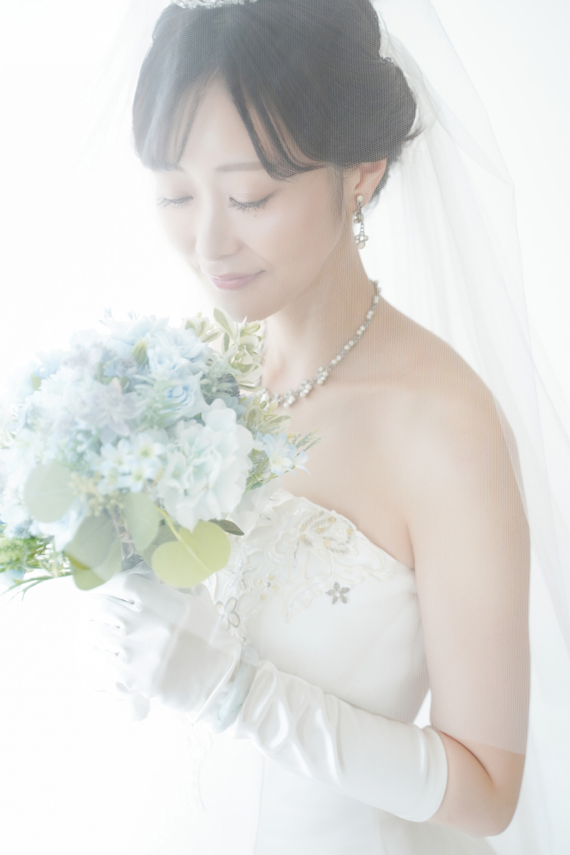 ベール越しにのぞく、可憐で美しい花嫁の表情