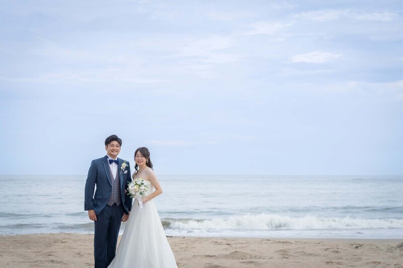 広大な海を背景に