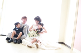 晴れの日は家族みんなで！洋装フォトウェディング