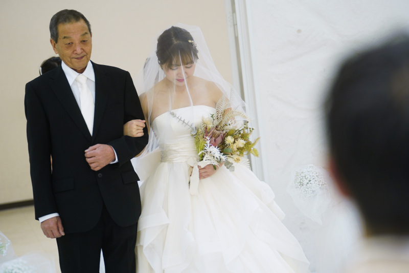 お父様と一歩ずつ歩む、神聖なバージンロード