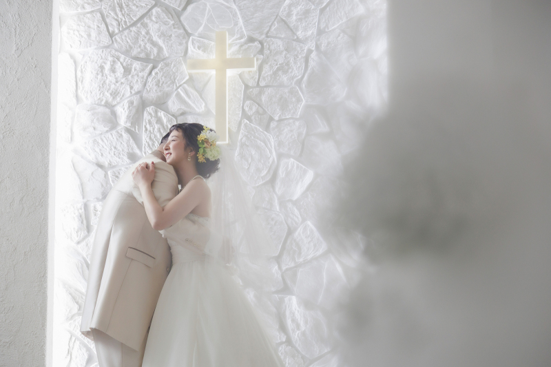 光あふれる祭壇の前で、心から寄り添い合う