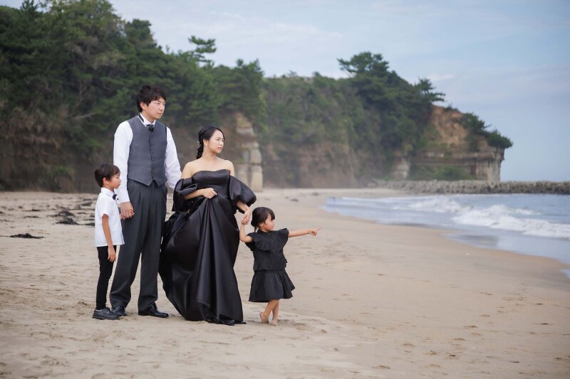 未来へ向かう家族の姿