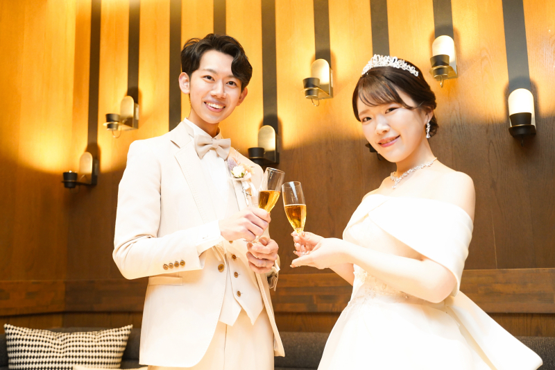 幸せのグラスを掲げて、パーティーに乾杯!