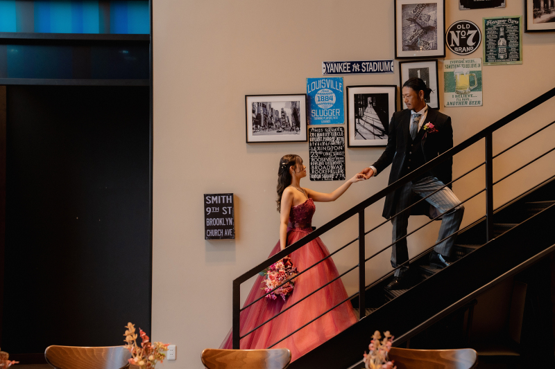 階段でおしゃれにポーズ