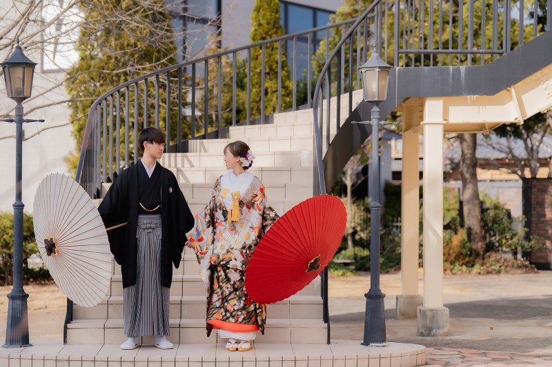 らせん階段を舞台に、紅白の番傘を添えて