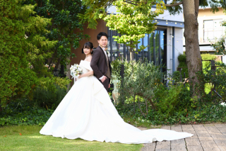 チャペルと開放的なガーデンで。おふたりの笑顔が輝く洋装ウェディング