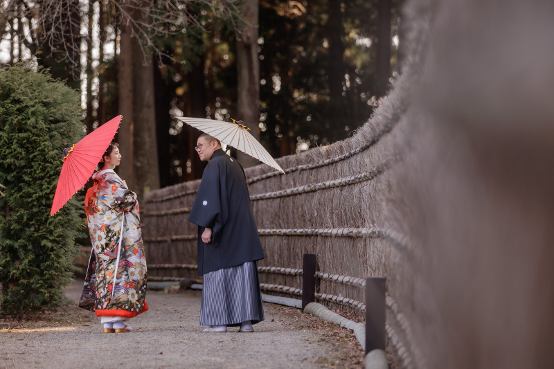 伝統的な萩垣を背景に、視線を交わす穏やかな時間
