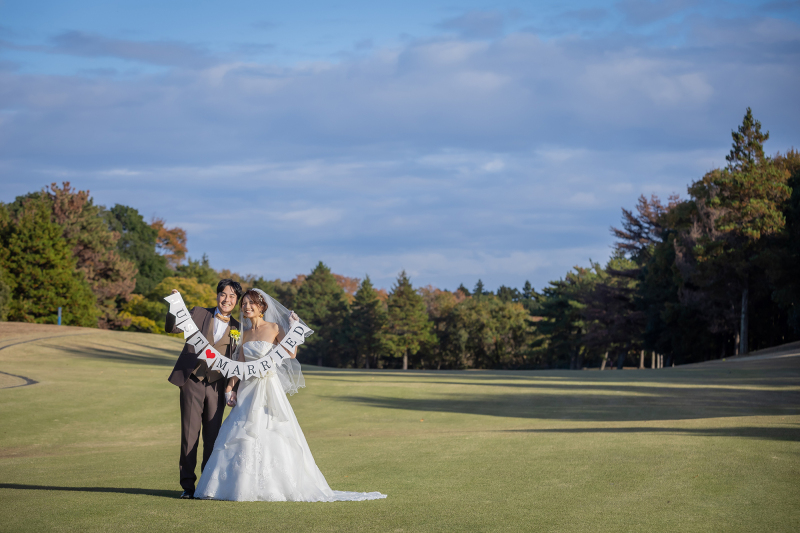 グリーンの上で「JUST MARRIED」