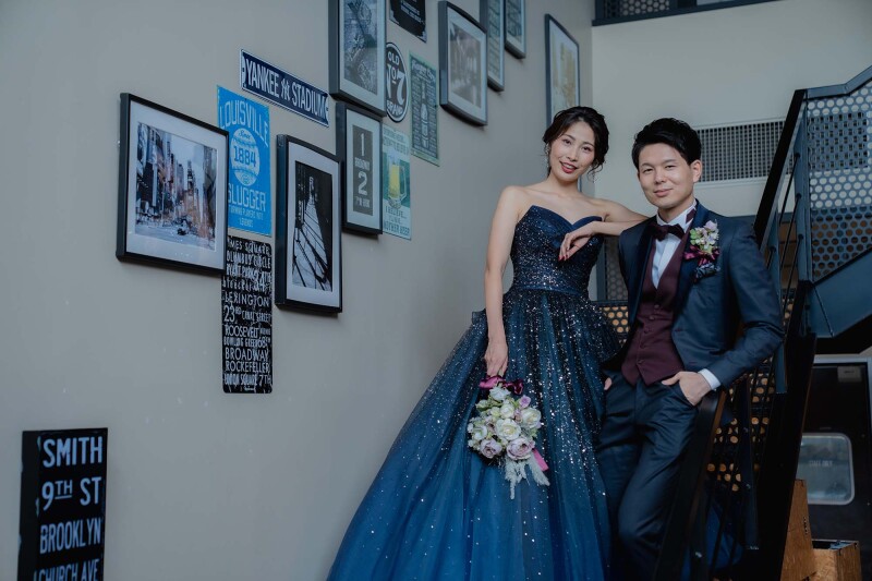 階段でおしゃれにポーズ 