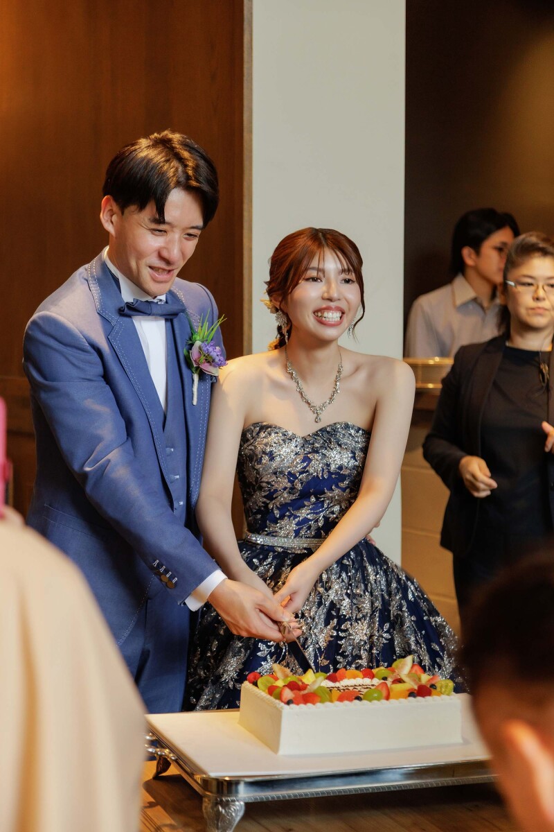 仲良くケーキ入刀