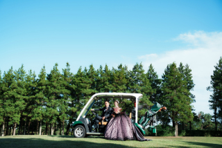 大好きなゴルフ場でフォトウェディング。おふたりらしさ全開の特別な一日をレポート