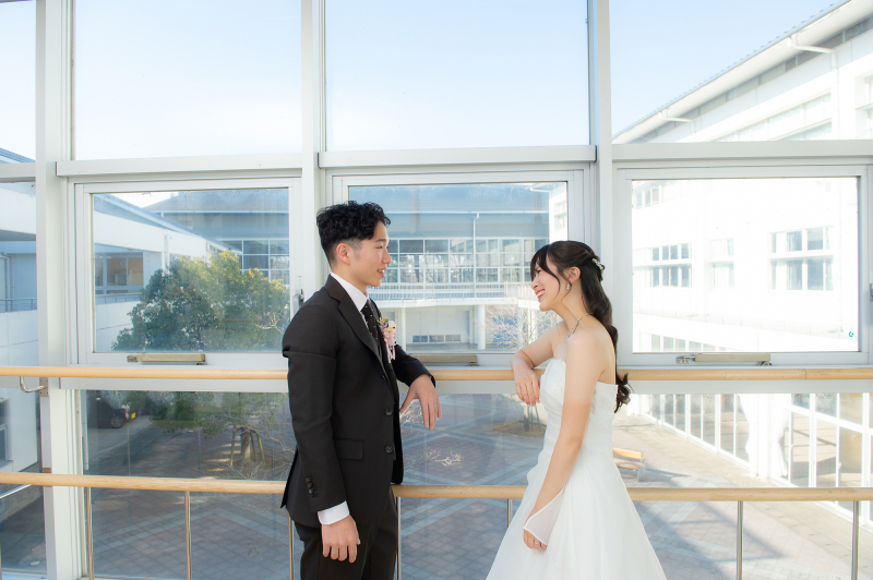 窓の外に広がる学び舎を背に、他愛ないおしゃべりを