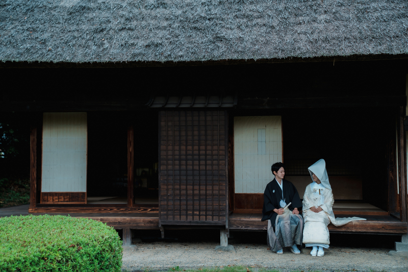 縁側で交わす穏やかな視線