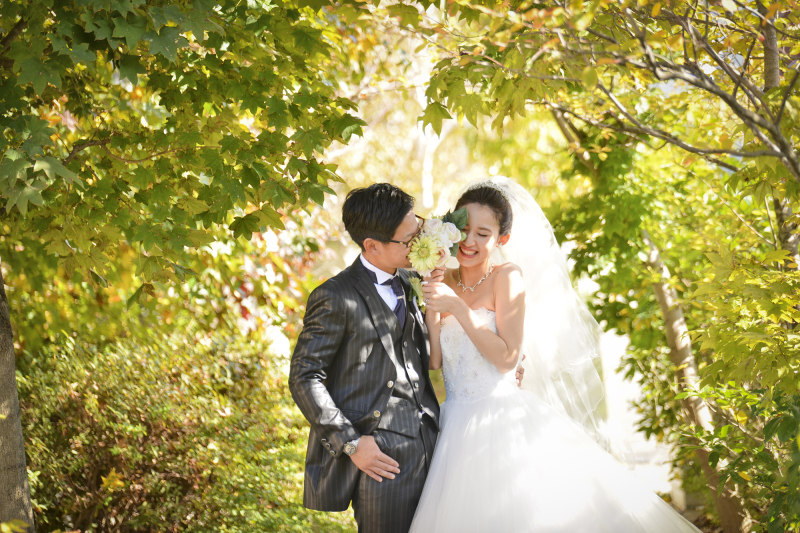 新婦さん隠れて!