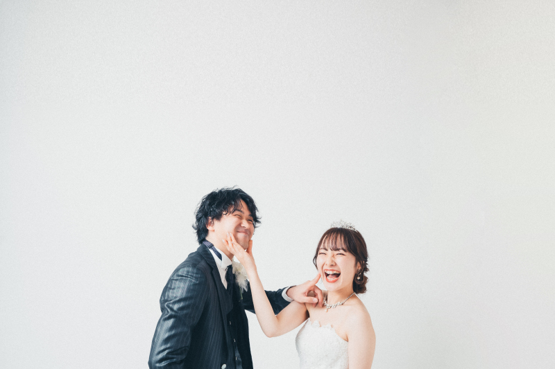 スタジオで洋装フォトウェディングを撮ろう!