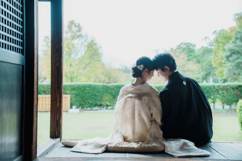 寄り添い見つめる景色