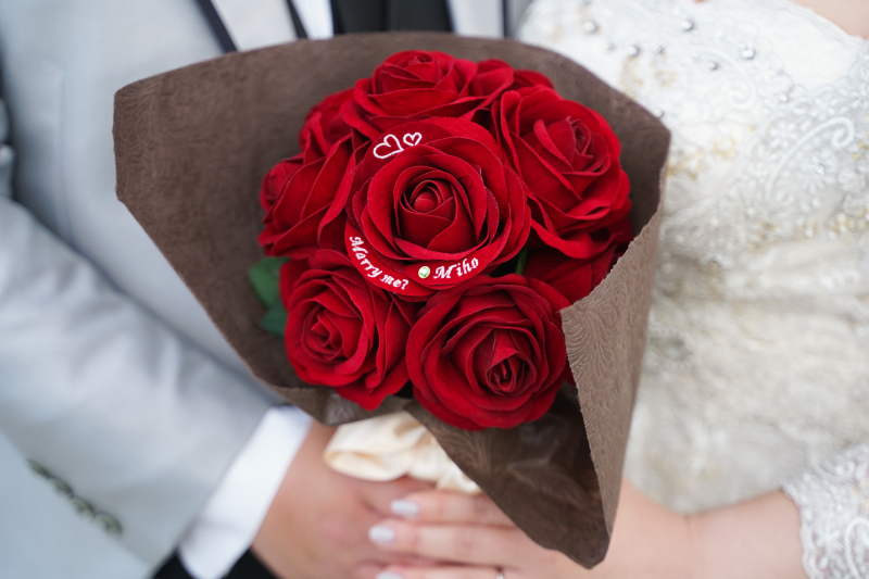 想いを込めた赤い薔薇。「Marry me?」