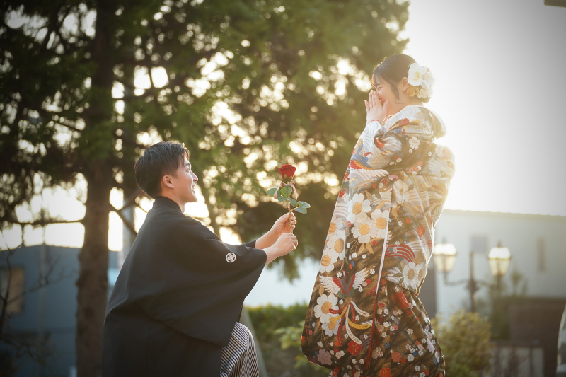 夕暮れの光のなかで、心を込めた和装プロポーズ