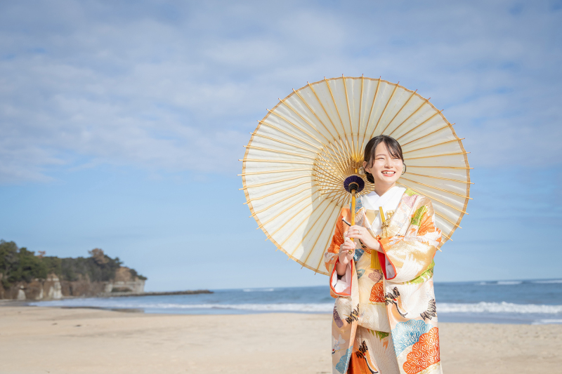 白い和傘ときらめく笑顔に包まれて