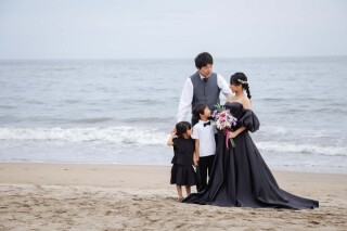 海岸で家族と♡おしゃれな海辺のファミリーフォト