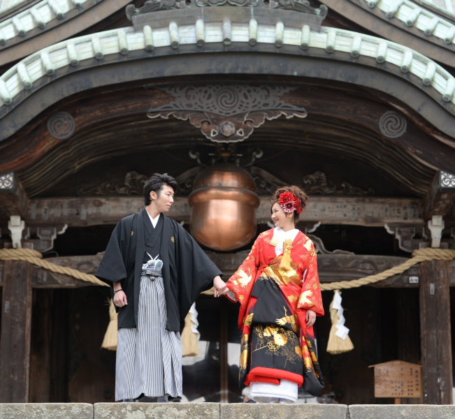 神社神殿前で☆