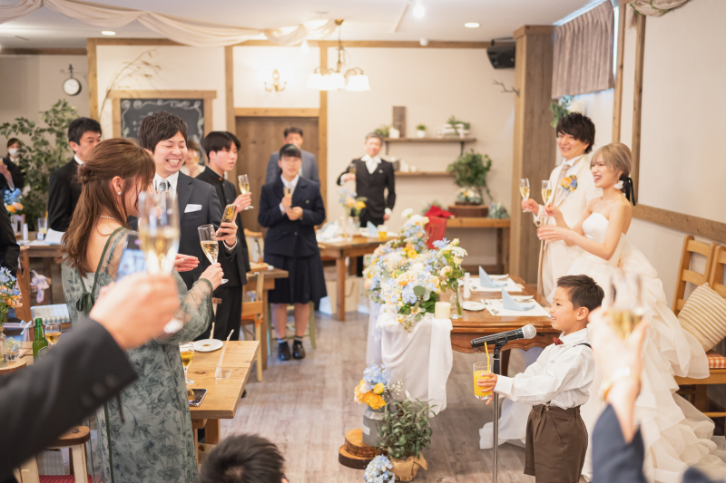 笑顔あふれる乾杯の瞬間