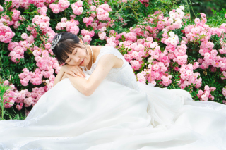 沢山にお花に囲まれて柔らかいお写真を