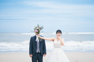 爽やかな青空と海を背景に