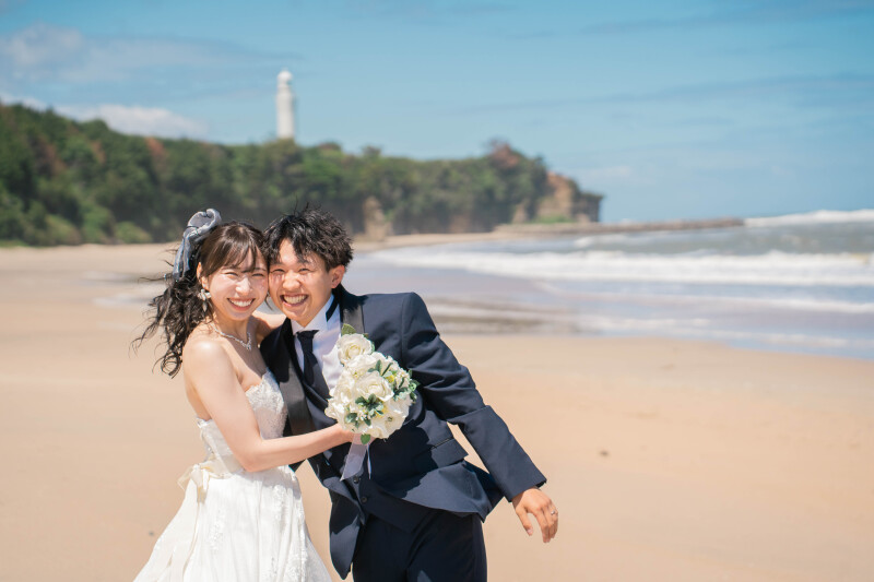 海辺で弾けるふたりの笑顔